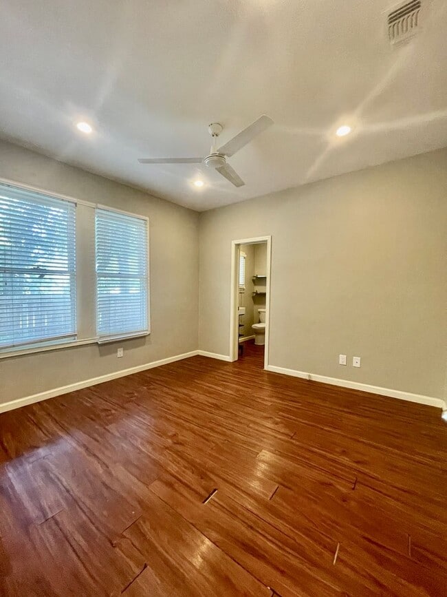 Foto del edificio - 333 W Hutchison St