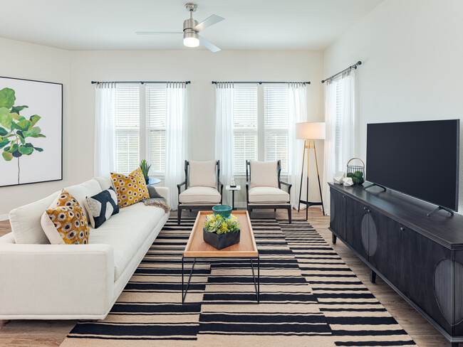 Sala de estar con suelo de superficie dura. - Avalon Townhomes at Bee Cave