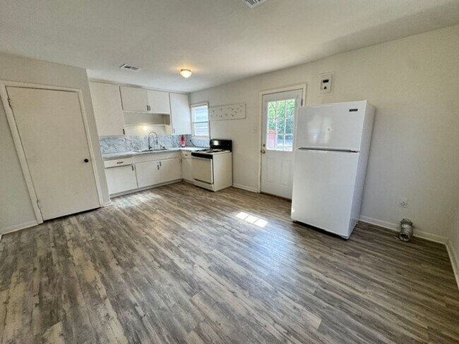 Foto del edificio - 3 bedroom in Norman Schools, No carpet, fridge and gas stove!