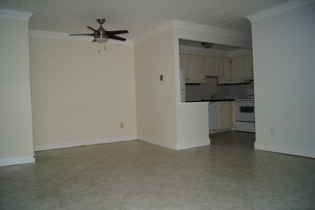 Dining Area - 968 S Lincoln St