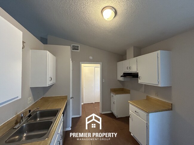Building Photo - Spacious 3BR/2BA Near Southwind | High Ceilings, Fireplace & 2-Car Garage
