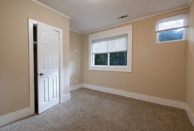 Foto del edificio - Walk to Campus! Downtown Apartment Available!