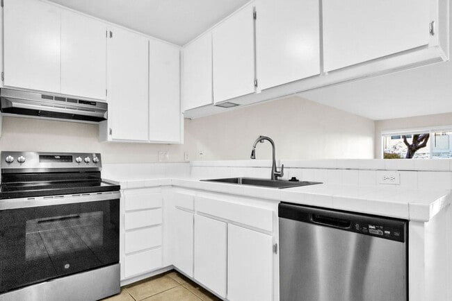 Building Photo - Great three bedroom townhome in UTC! Avail...