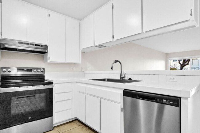 Foto del edificio - Great three bedroom townhome in UTC! Avail...