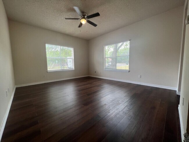 Building Photo - 101-103 Hughson Ct