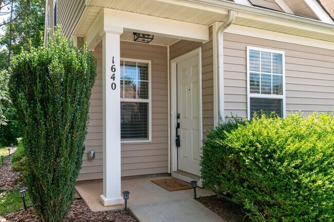 Foto del edificio - Charming End-Unit Townhome with Prime Loca...