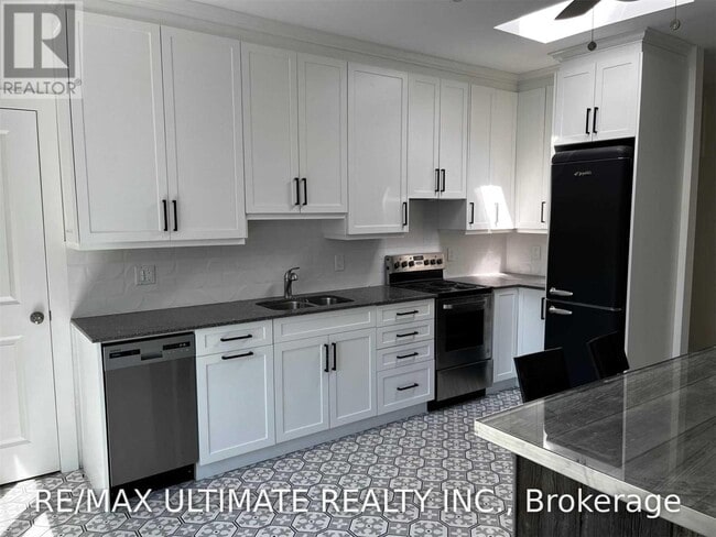 Building Photo - 1065 B St Clair Ave W