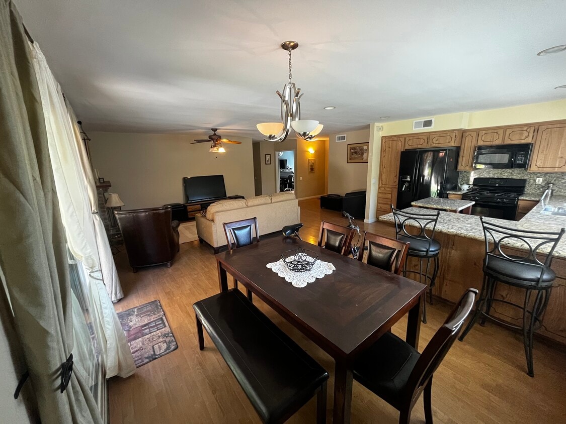 This is a furnished guesthouse available on a month to month basis. 2 people maximum, no pets. - 3319 Holloway St