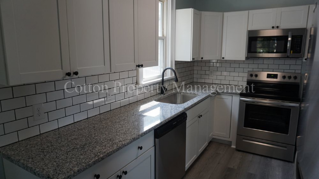 Building Photo - Beautiful 2BR/1BA Renovated, Historic Prop...