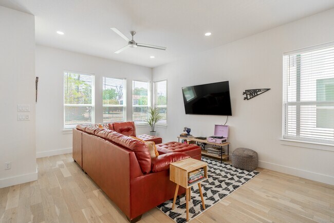 Foto del edificio - 719 Eleanor Ave