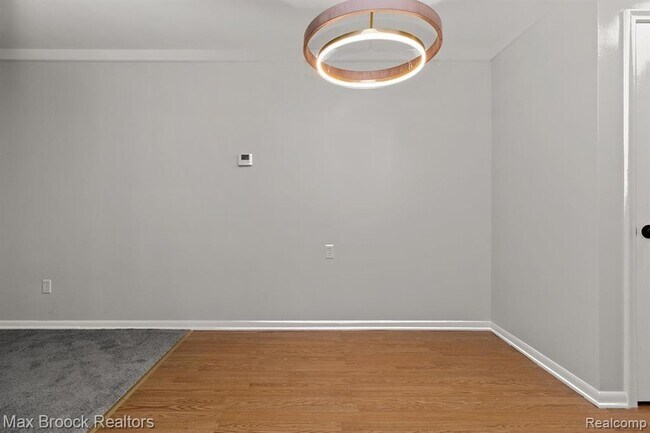 Foto del edificio - 15249 E 9 Mile Rd