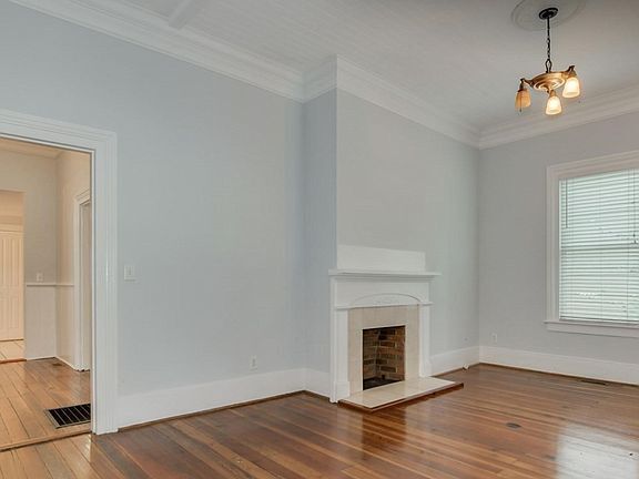 Building Photo - Historic house