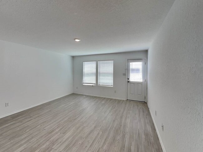 Building Photo - 116 Hollywood Dr