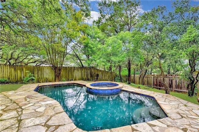 Foto del edificio - 6203 Lost Creek Cir