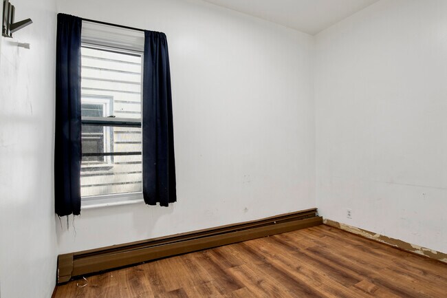 Foto del edificio - 102 Briscoe Ave