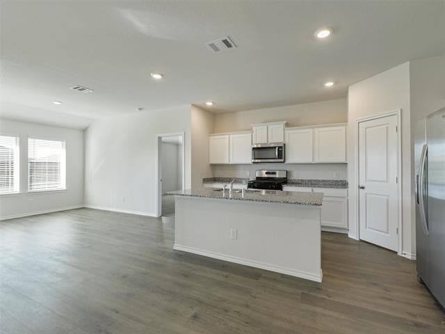 Building Photo - 1704 Skyline Dr