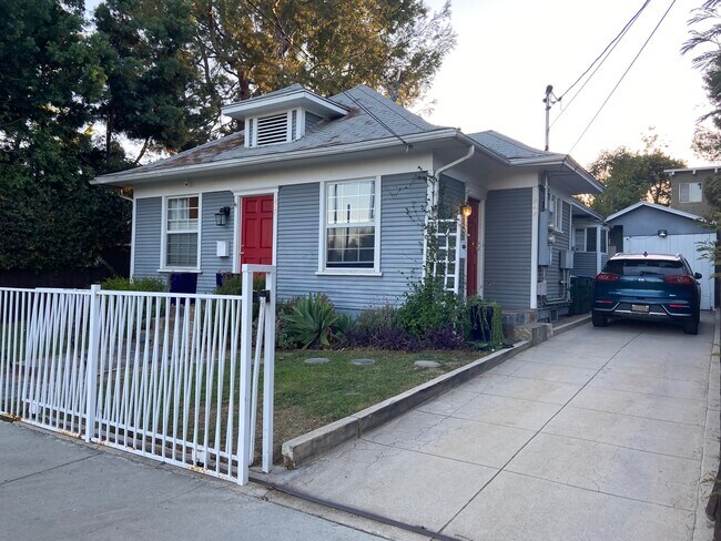 Entrada privada con portón y amplio estacionamiento. - 607 N Garfield Ave
