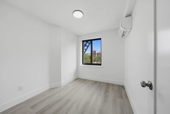 Foto del edificio - 300 E 96th St