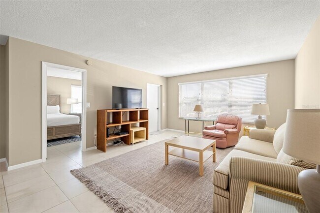 Foto del edificio - 5220 Brittany Dr S