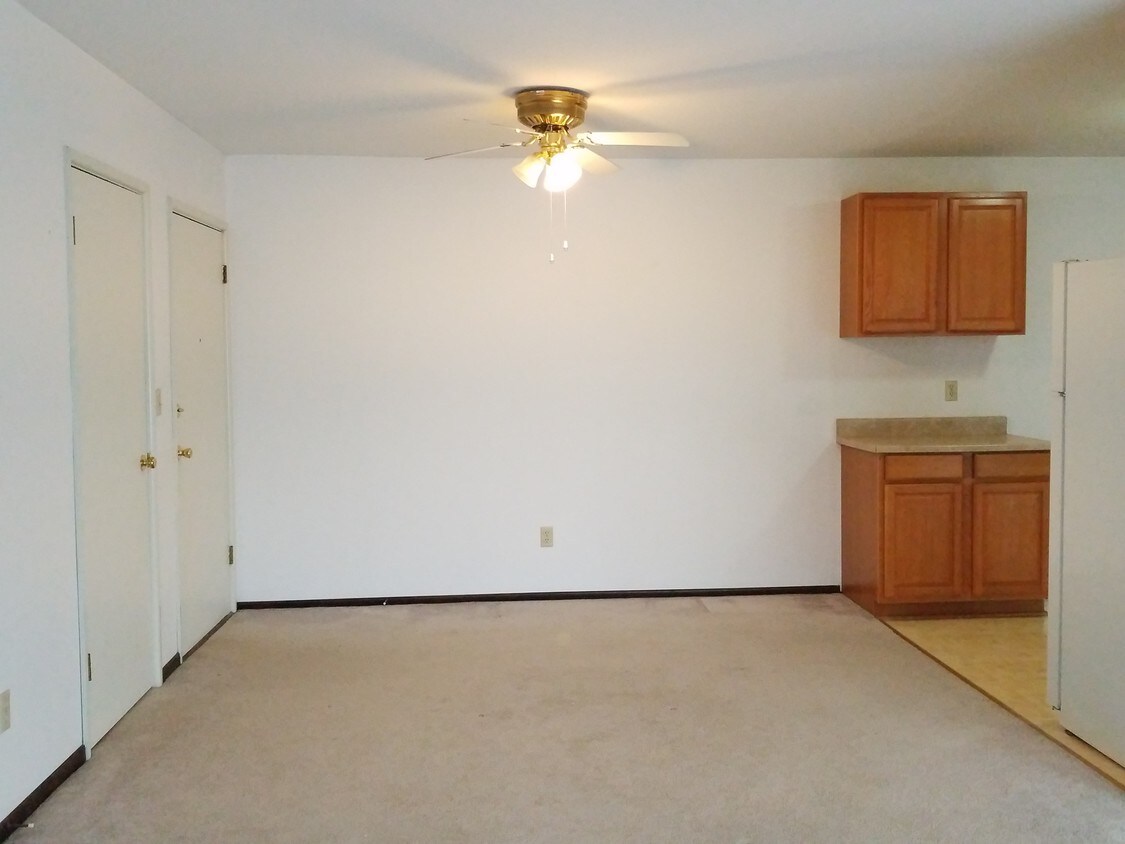 Primary Photo - 214 Williamsburg Dr