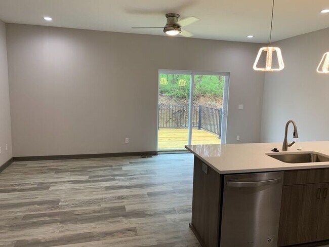 Building Photo - 3 Bedroom, 2.5 Bath Modern Townhome in Nor...