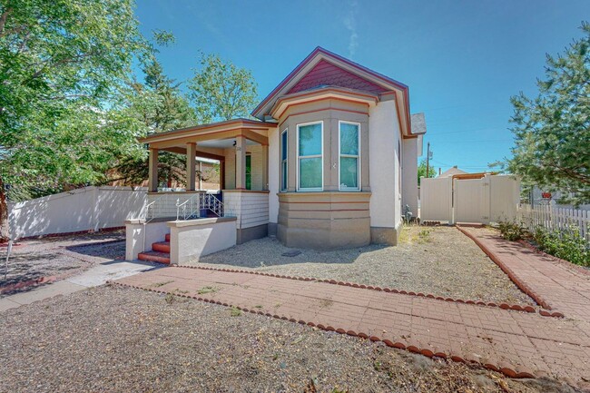 Building Photo - Downtown Victorian Bungalow 2 Bedroom 2 Bath