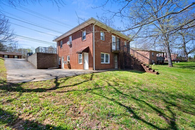 Foto del edificio - 521 Hawkins Rd