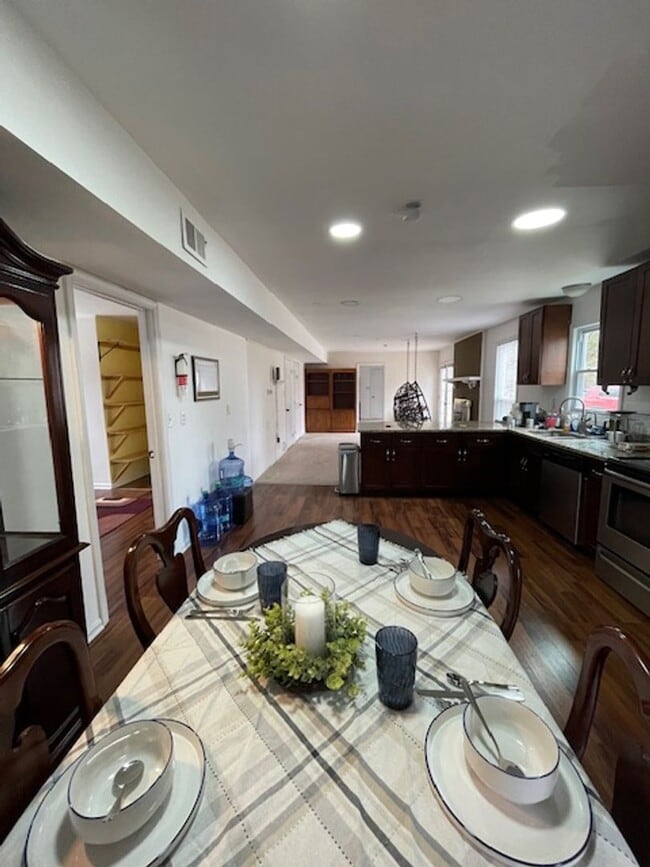 Foto del edificio - 8701 Mitchell Rd