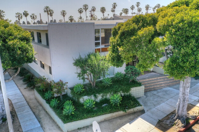 Aerial view - 20th St. Apartments
