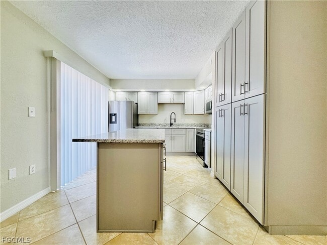 Building Photo - 5205 Cedarbend Dr