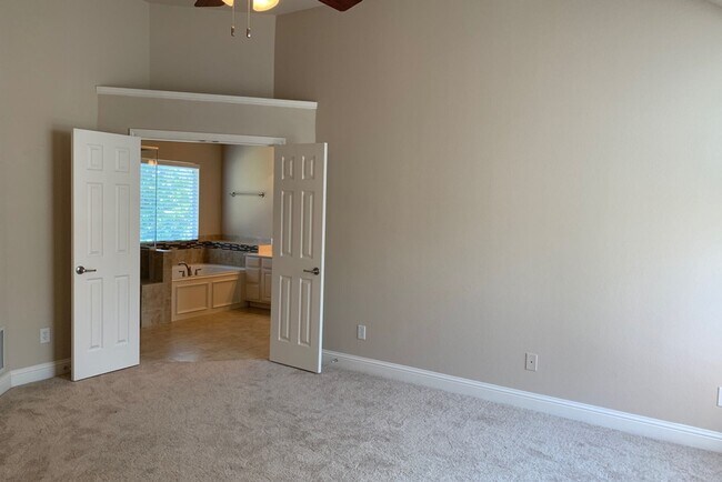 Building Photo - 3010 Quail Hollow