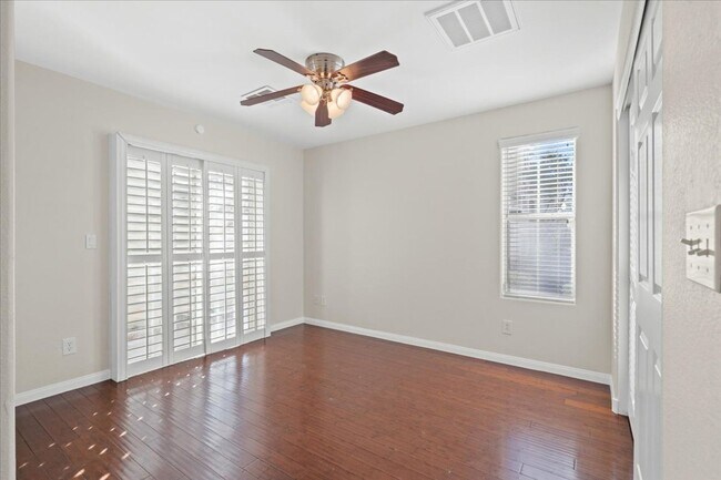 Building Photo - 3 Story, Spacious and Inviting 3-bedroom In Centennial Hills, with Downstairs Bedroom Suite