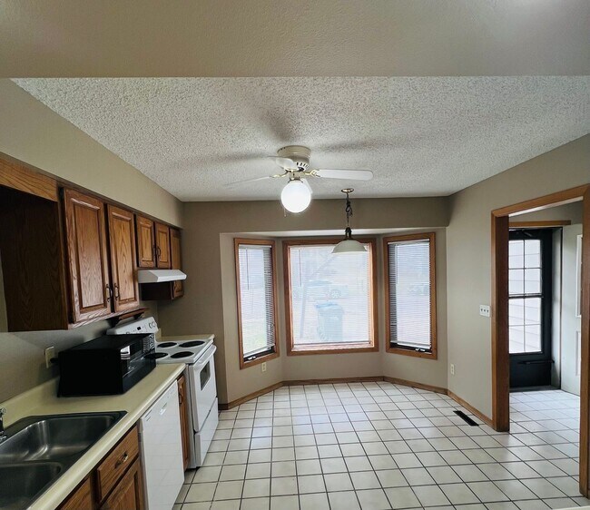 Foto del edificio - 4 Bedroom 2 Bath Duplex in Iowa City