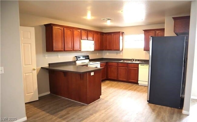 Building Photo - 200 S Mount Charleston Dr E