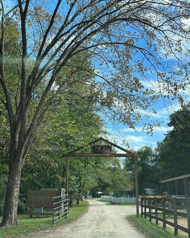 Building Photo - Country Living Rustic 2 bedroom, 2 bath ho...