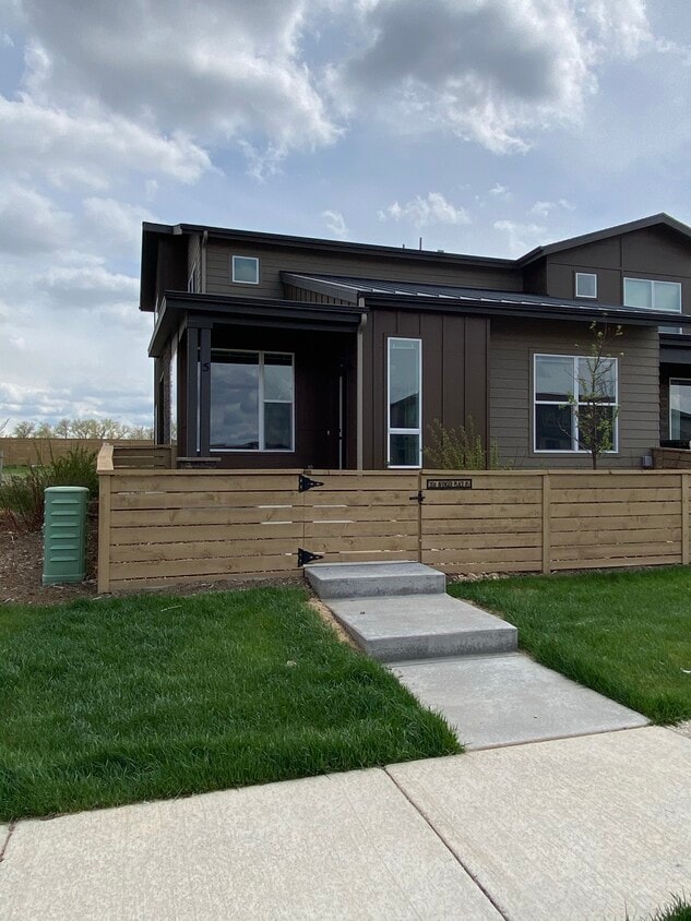 Fenced in front area - 2614 Avenger Pl #5