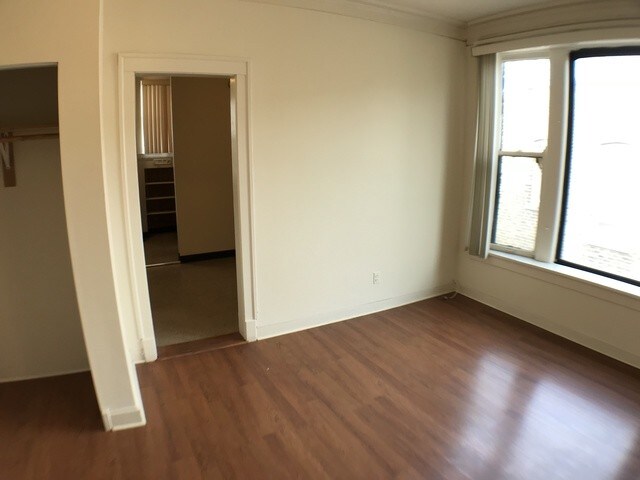 Building Photo - 412 E 48th Pl