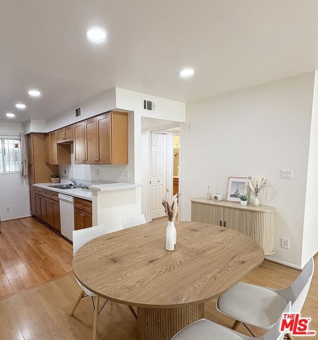 Building Photo - 433 S Manhattan Pl