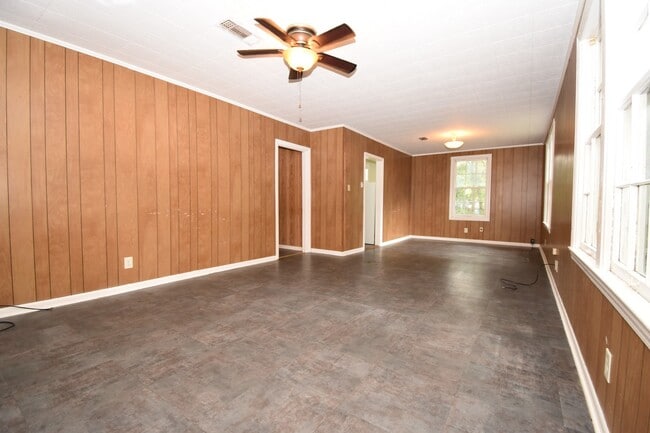 Building Photo - Spacious 3 Bedroom House