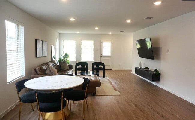 Building Photo - 5123 Sunvalley Bend Dr