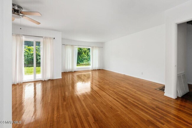 Foto del edificio - 26015 Crest Rd
