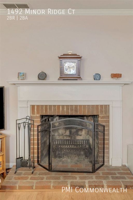 Building Photo - 2 Bed / 1.5 Bath Townhouse (Available 2/10...