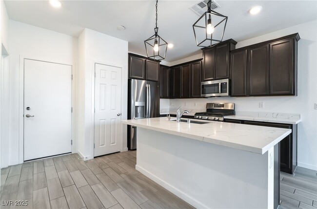 Foto del edificio - 5730 Sky Pointe Dr
