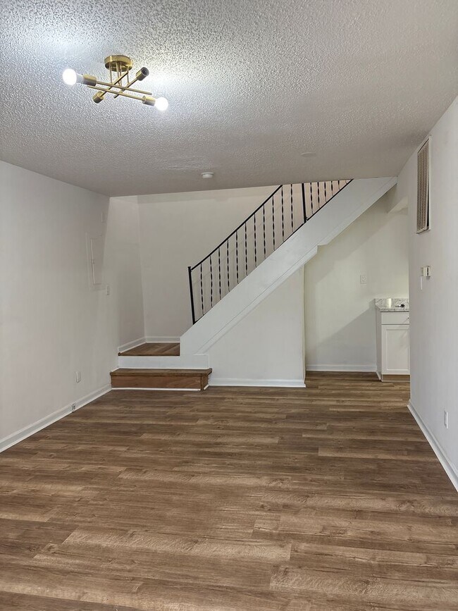 Building Photo - Charming Home in the Center of Tullahoma...