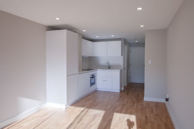 Building Photo - 3460 Rue Durocher