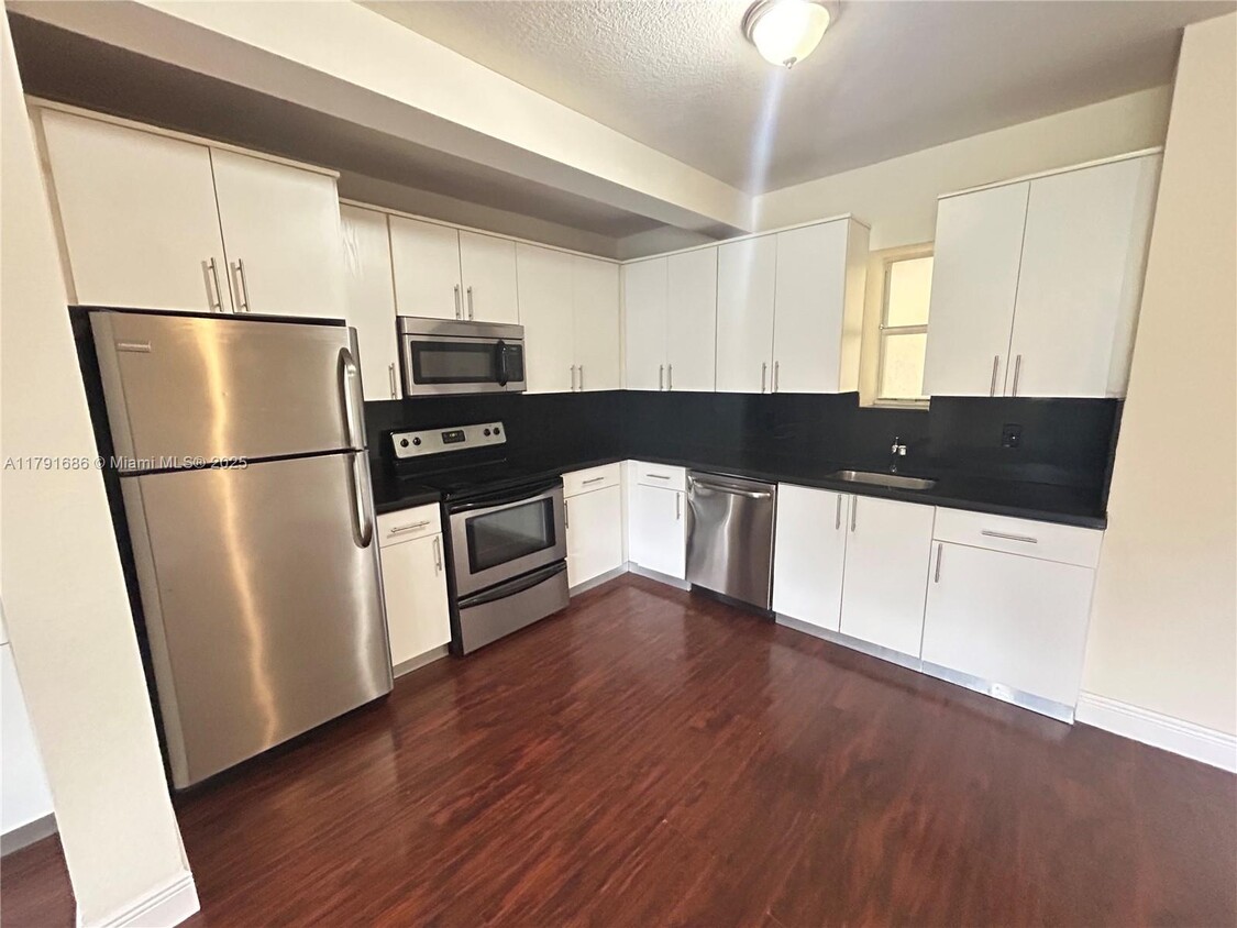 Foto principal - 2931 Sheridan Ave