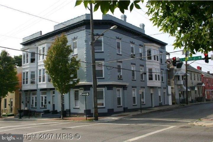 Foto principal - 201 E Franklin St