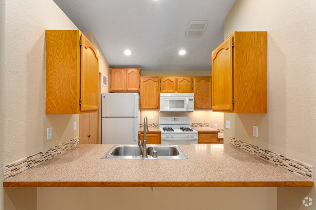1BR, 1BA - 719SF - Pasadena Ridge Golf Course Apartments