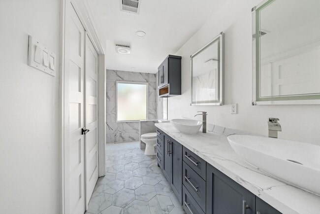 Foto del edificio - 10710 Shawnbrook Dr