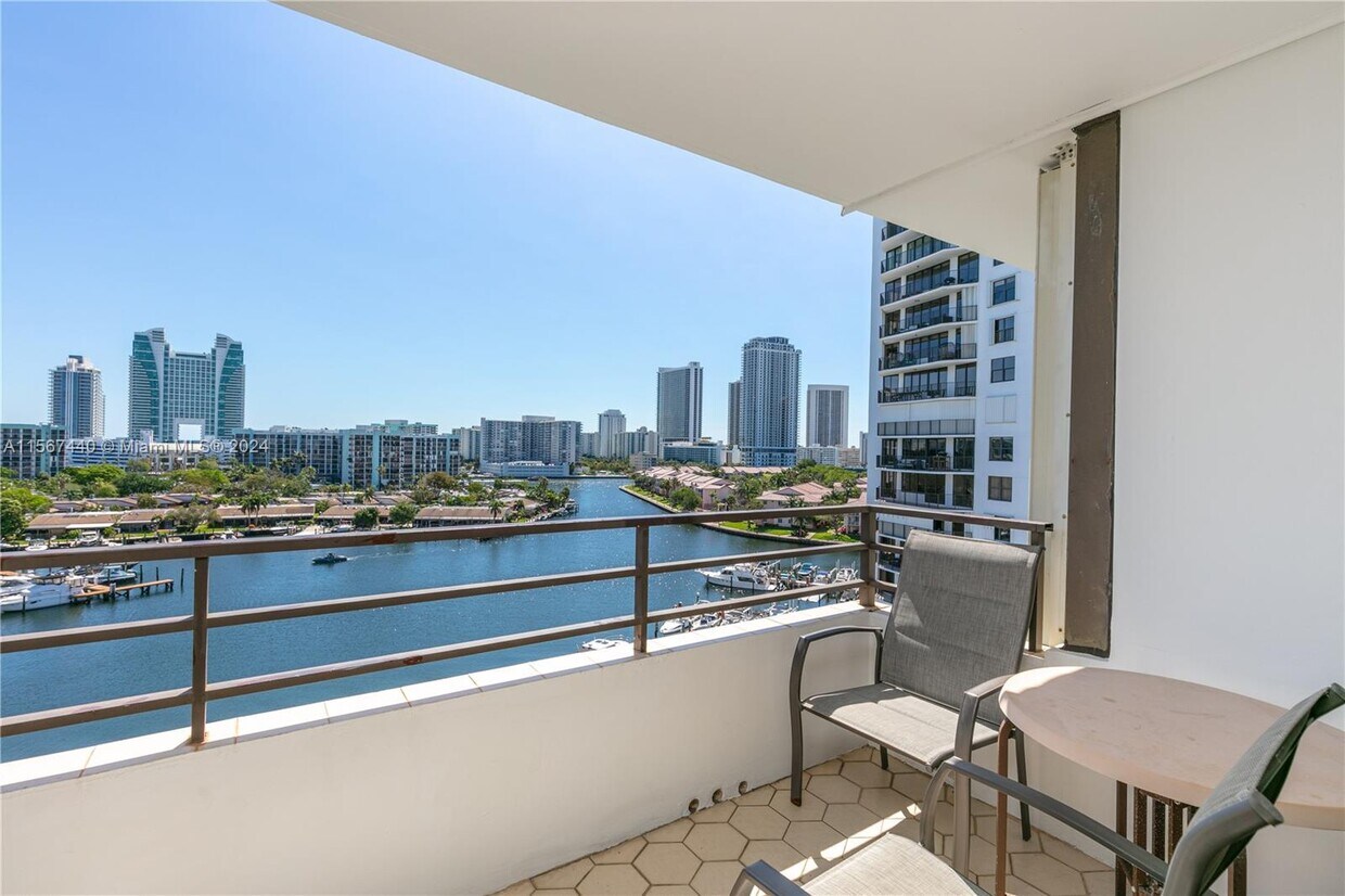 Foto principal - 500 Three Islands Boulevard